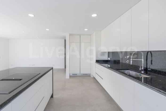 Image No.13-4 Bed House for sale