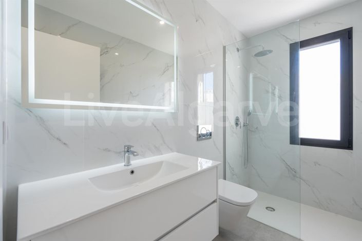 Image No.16-4 Bed House for sale