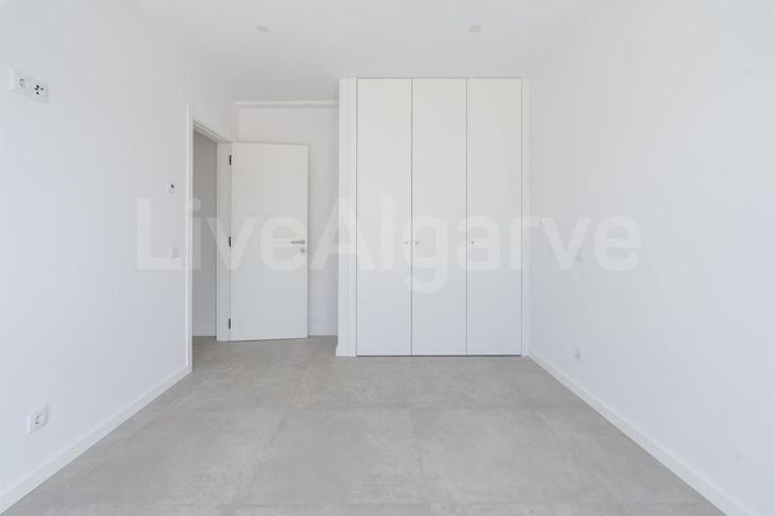 Image No.18-4 Bed House for sale