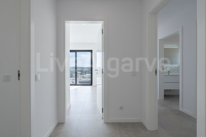 Image No.19-4 Bed House for sale