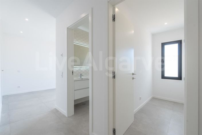 Image No.20-4 Bed House for sale