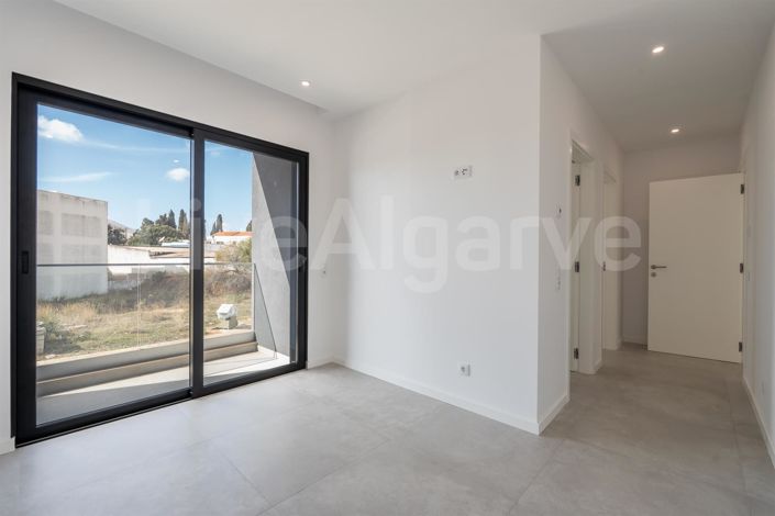 Image No.22-4 Bed House for sale