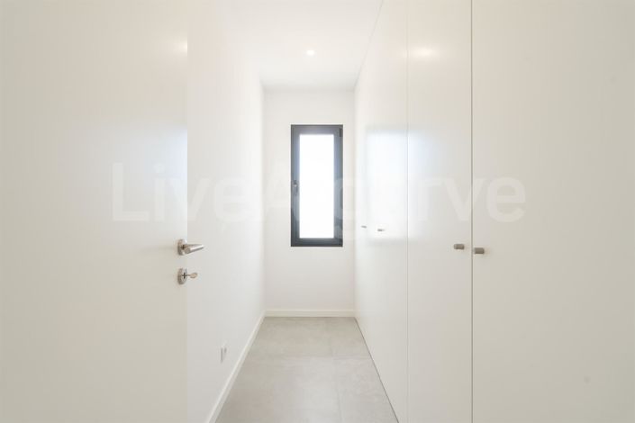 Image No.24-4 Bed House for sale