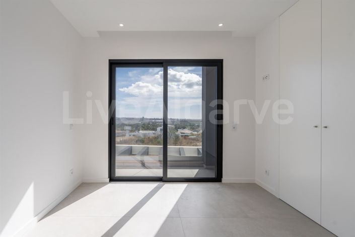 Image No.25-4 Bed House for sale