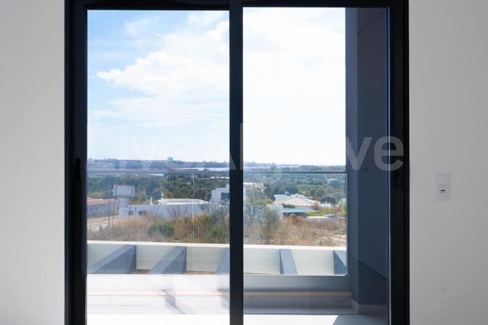 Image No.26-4 Bed House for sale