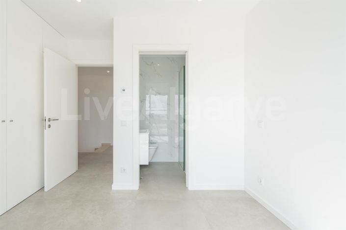 Image No.29-4 Bed House for sale