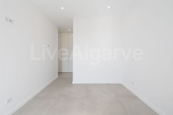 Image No.33-4 Bed House for sale