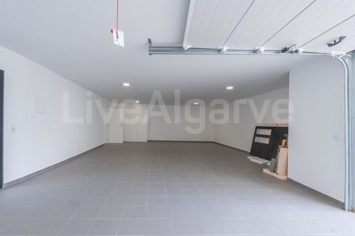 Image No.35-4 Bed House for sale