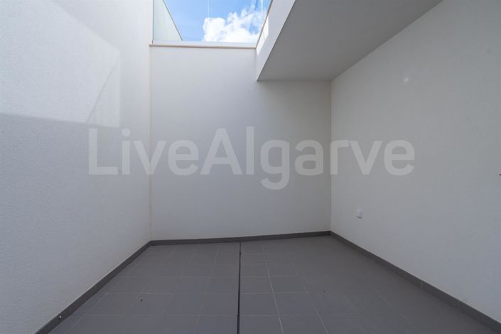 Image No.37-4 Bed House for sale