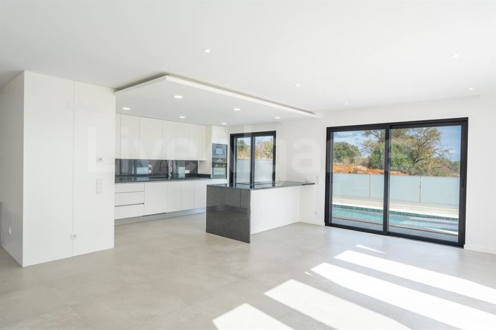 Image No.6-4 Bed House for sale