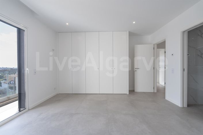 Image No.15-4 Bed House for sale