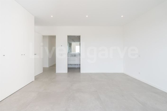 Image No.18-4 Bed House for sale