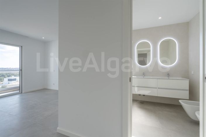 Image No.19-4 Bed House for sale