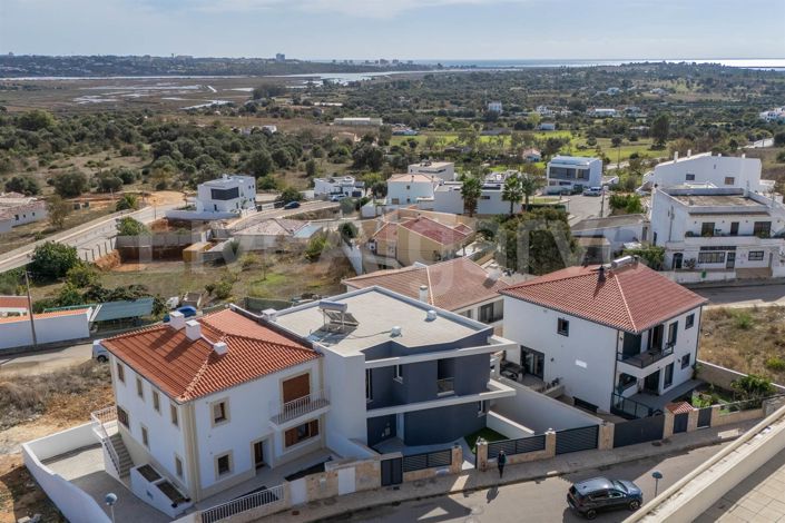 Image No.2-4 Bed House for sale