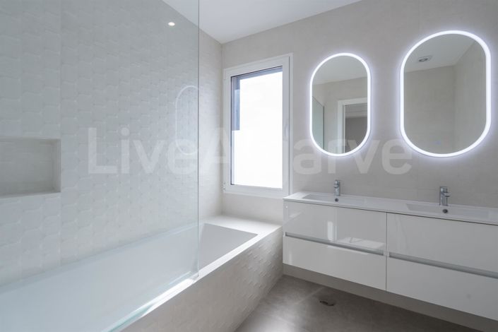 Image No.20-4 Bed House for sale