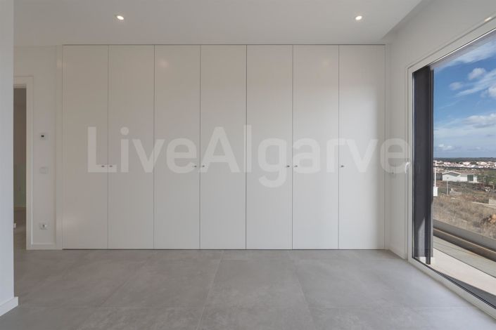 Image No.22-4 Bed House for sale