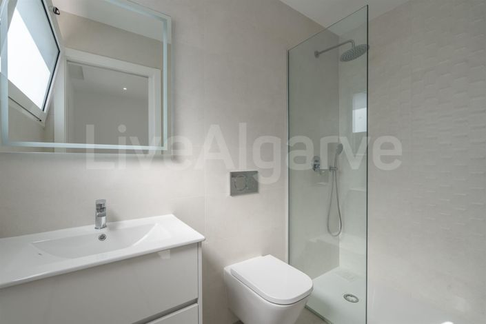 Image No.24-4 Bed House for sale