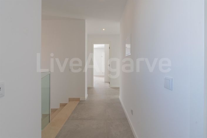 Image No.25-4 Bed House for sale