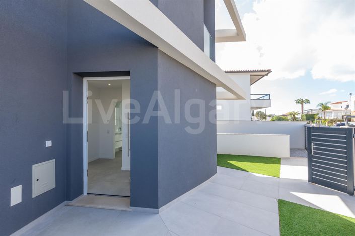 Image No.26-4 Bed House for sale