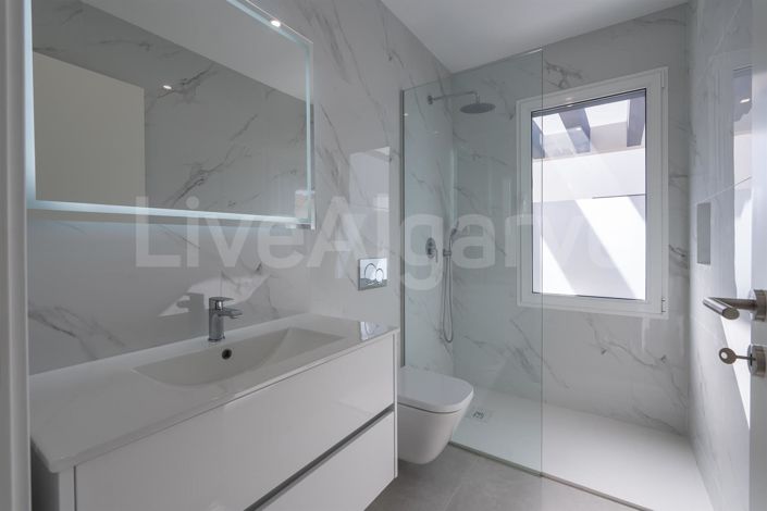 Image No.8-4 Bed House for sale