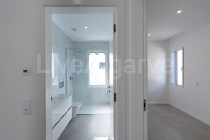 Image No.9-4 Bed House for sale