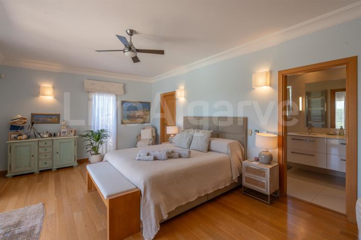 Image No.18-4 Bed House for sale