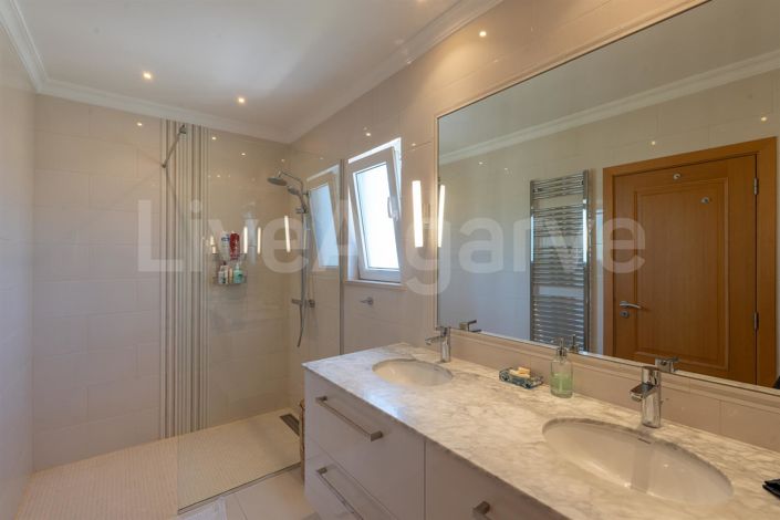 Image No.19-4 Bed House for sale