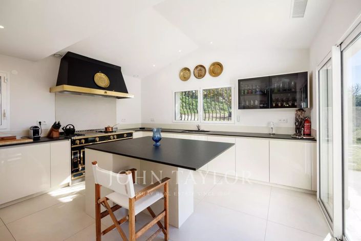 Image No.8-5 Bed House for sale