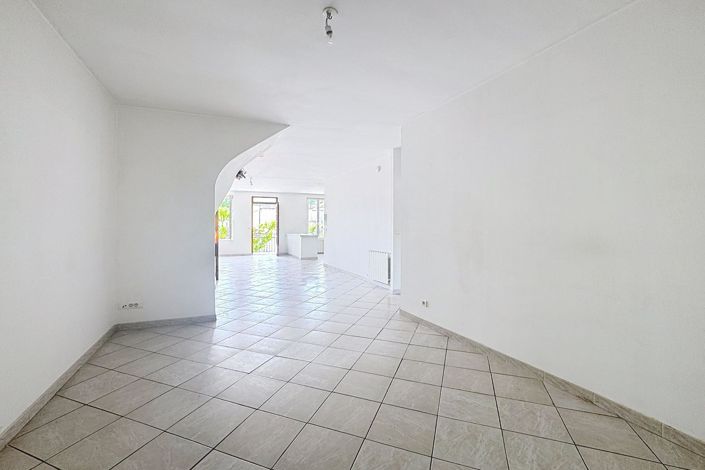 Image No.6-5 Bed House for sale