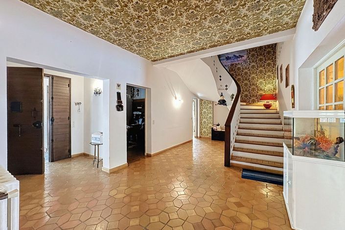 Image No.8-5 Bed House for sale