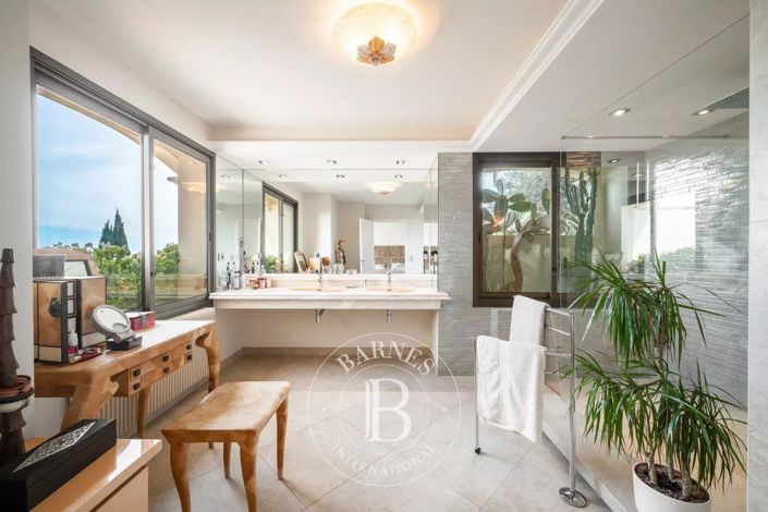 Image No.18-5 Bed House for sale