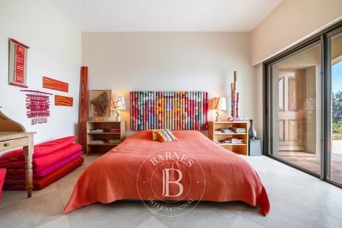 Image No.24-5 Bed House for sale