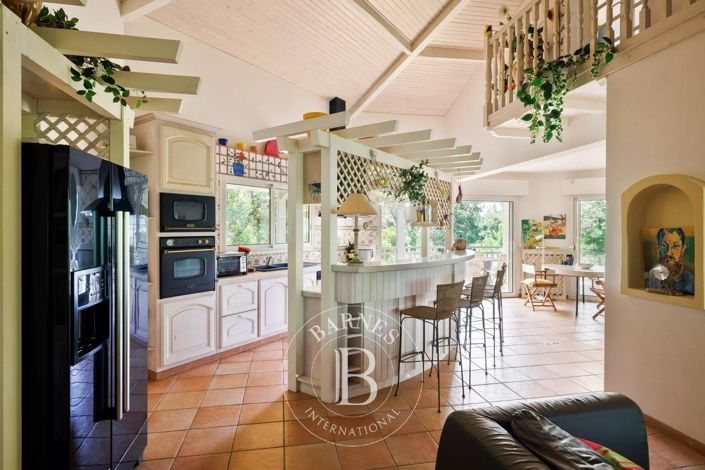 Image No.6-4 Bed House for sale