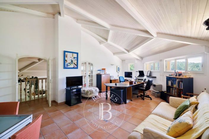 Image No.9-4 Bed House for sale