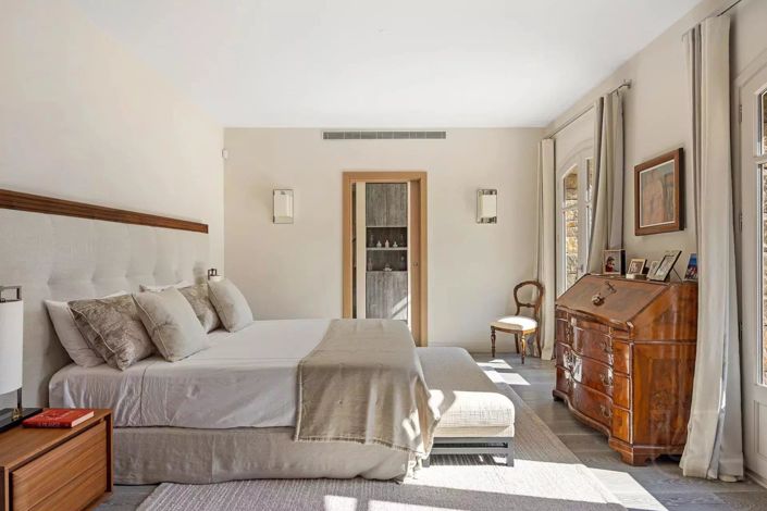 Image No.8-5 Bed House for sale