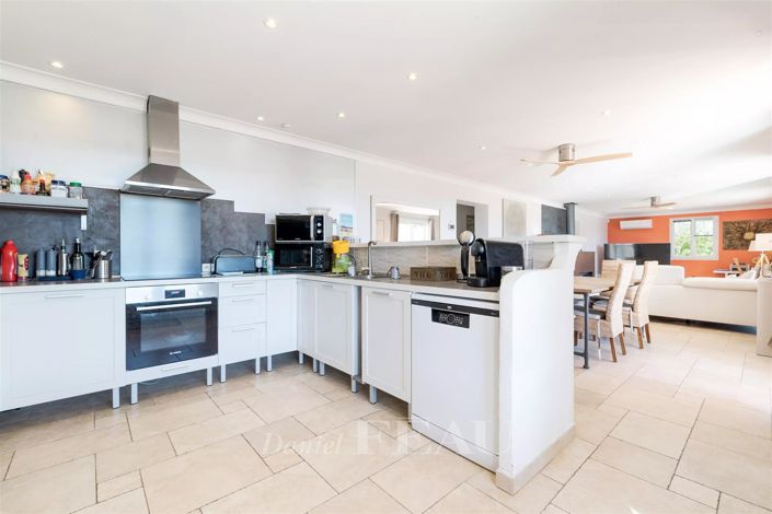 Image No.12-7 Bed House for sale