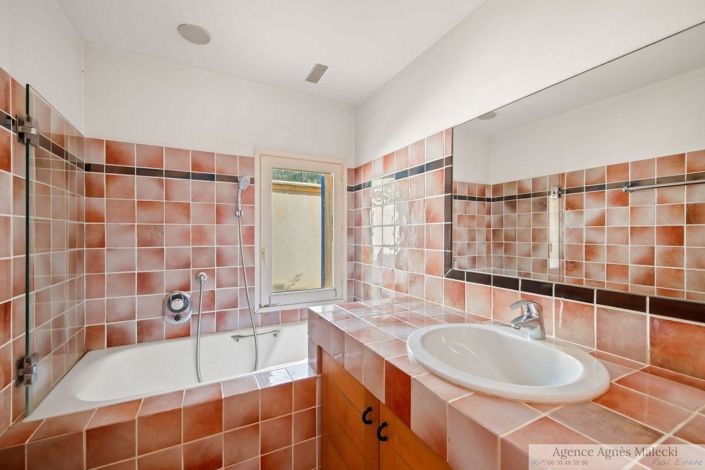 Image No.16-6 Bed House for sale