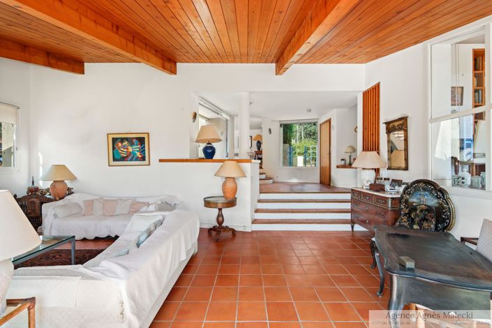 Image No.9-6 Bed House for sale