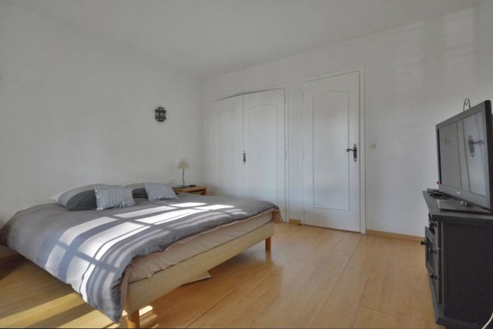 Image No.9-4 Bed House for sale