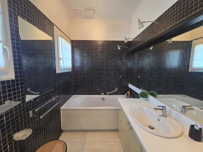 Image No.6-4 Bed House for sale