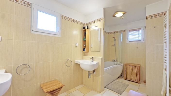 Image No.11-3 Bed House for sale