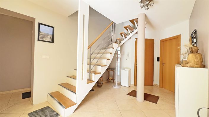 Image No.8-3 Bed House for sale