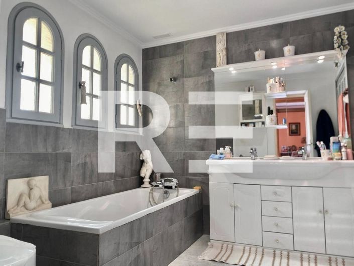 Image No.7-5 Bed House for sale