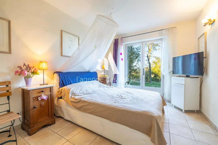 Image No.11-3 Bed House for sale