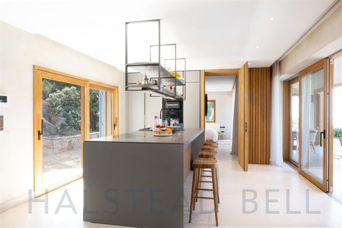 Image No.8-6 Bed House for sale