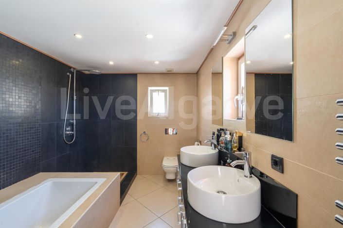 Image No.16-6 Bed House for sale