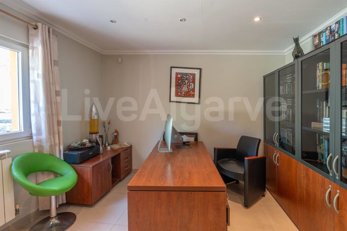 Image No.18-6 Bed House for sale