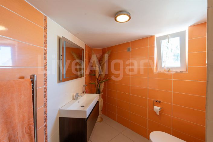 Image No.19-6 Bed House for sale