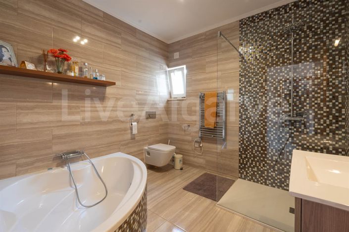 Image No.36-6 Bed House for sale