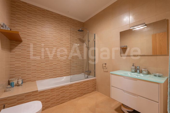 Image No.39-6 Bed House for sale